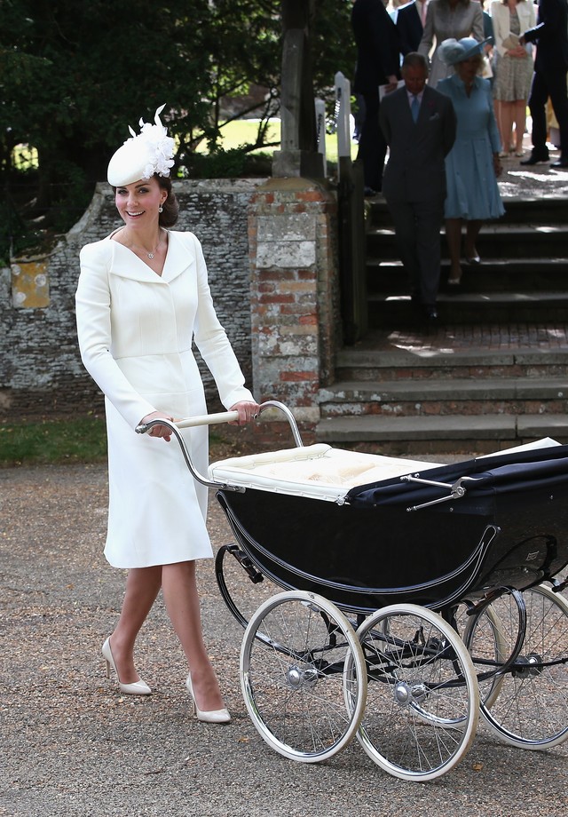 KING'S LYNN, ENGLAND - JULY 05:  Catherine, Duchess of Cambridge pushes  Princess Charlotte of Cambridge in her pram they leave the Church of St Mary Magdalene on the Sandringham Estate for the Christening of Princess Charlotte of Cambridge on July 5, 201 (Foto: Getty Images)