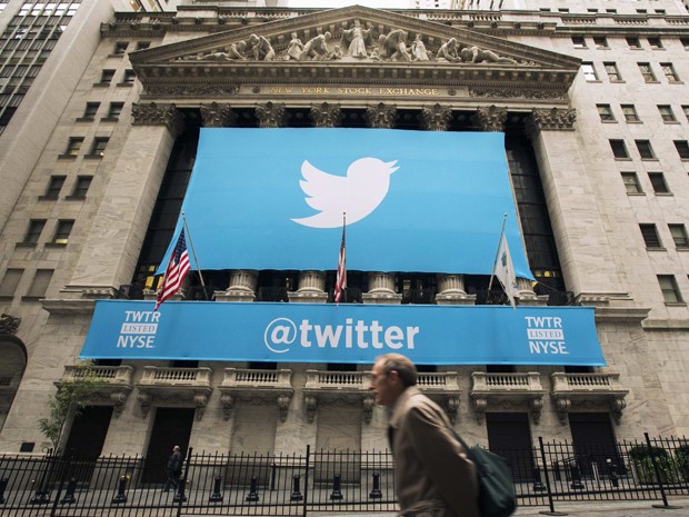 Anúncio do IPO do Twitter é feito em banner colocado na frente da entrada da bolsa de valores de NY (Foto: Reuters)