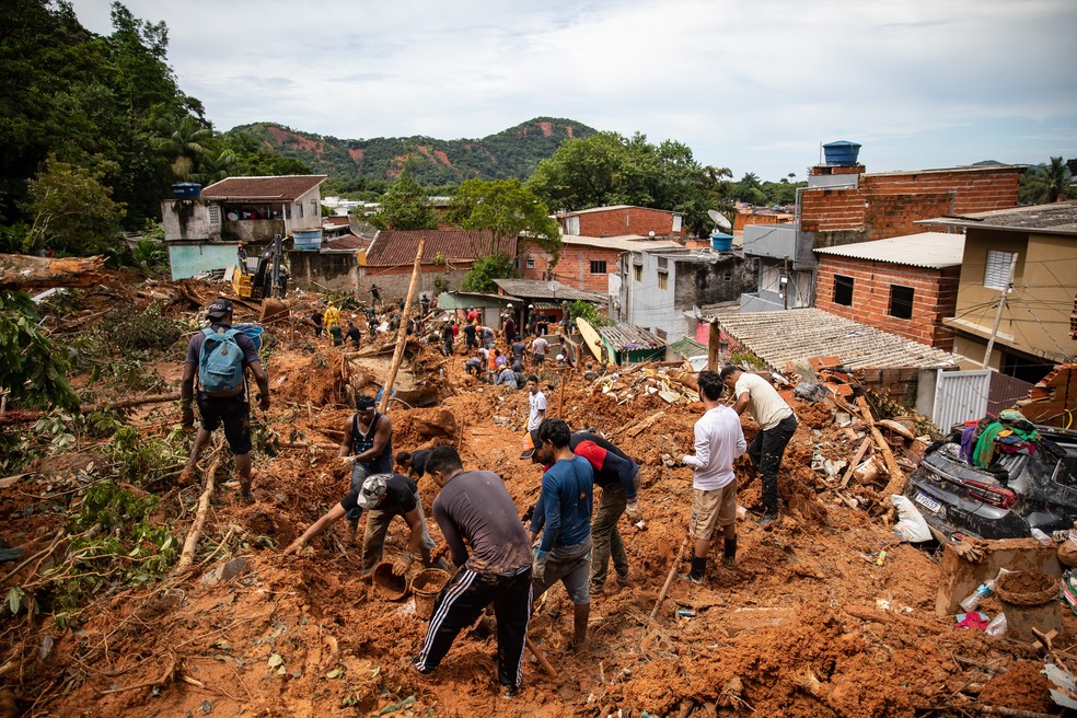 Buscas por desaparecidos em meio à lama de um deslizamento que derrubou casas na Vila do Sahy, em São Sebastião — Foto: Fábio Tito/g1