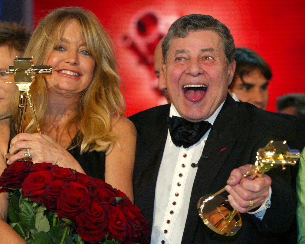 Jerry Lewis e Goldi Hawn seguram os prêmios 'Câmera de Ouro' que ganharam em Berlim em 2005 pelo conjunto de suas carreiras (Foto: Fabrizio Bensch/Reuters)