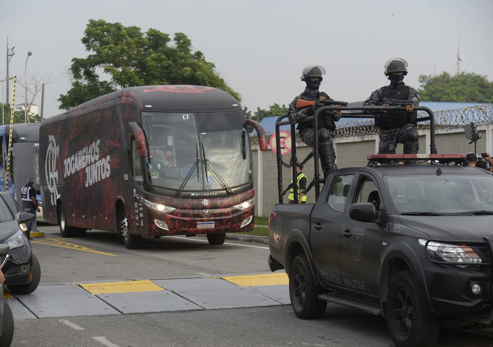 Ônibus do Flamengo deixa o Galeão escoltado pela polícia — Foto: André Durão / ge