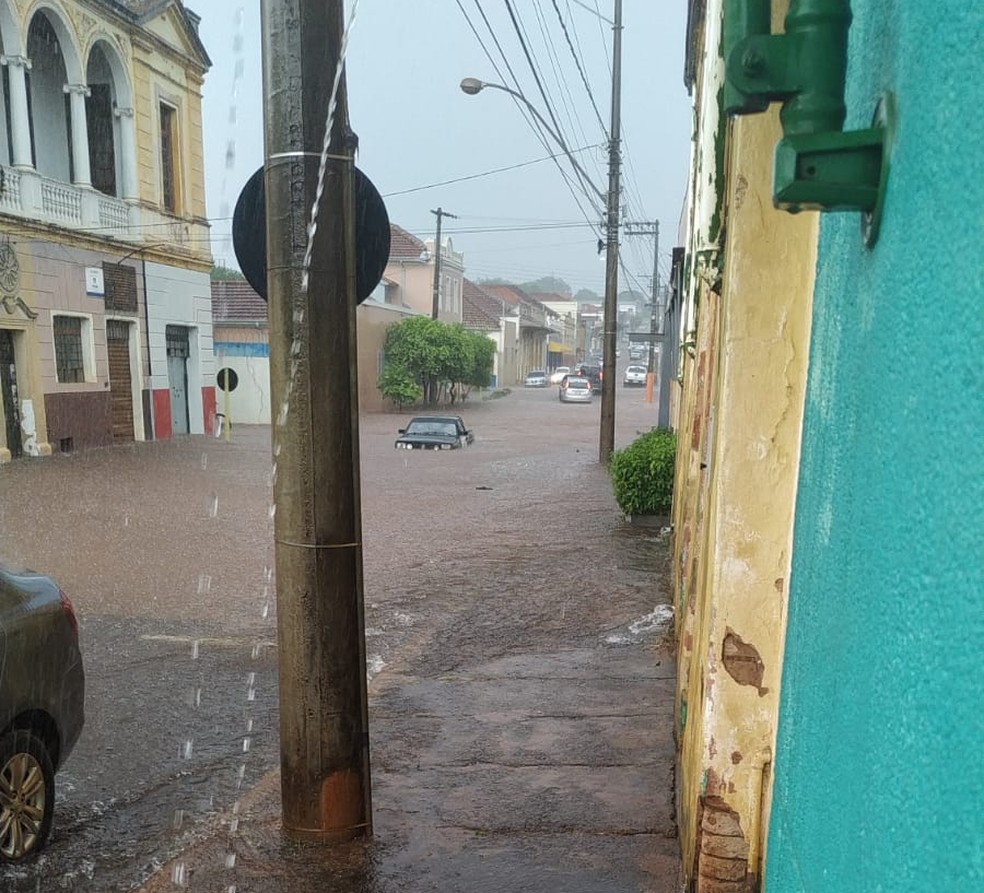 Chuva causa estragos e provoca alagamentos em Bariri — Foto: Corpo de Bombeiros/Divulgação
