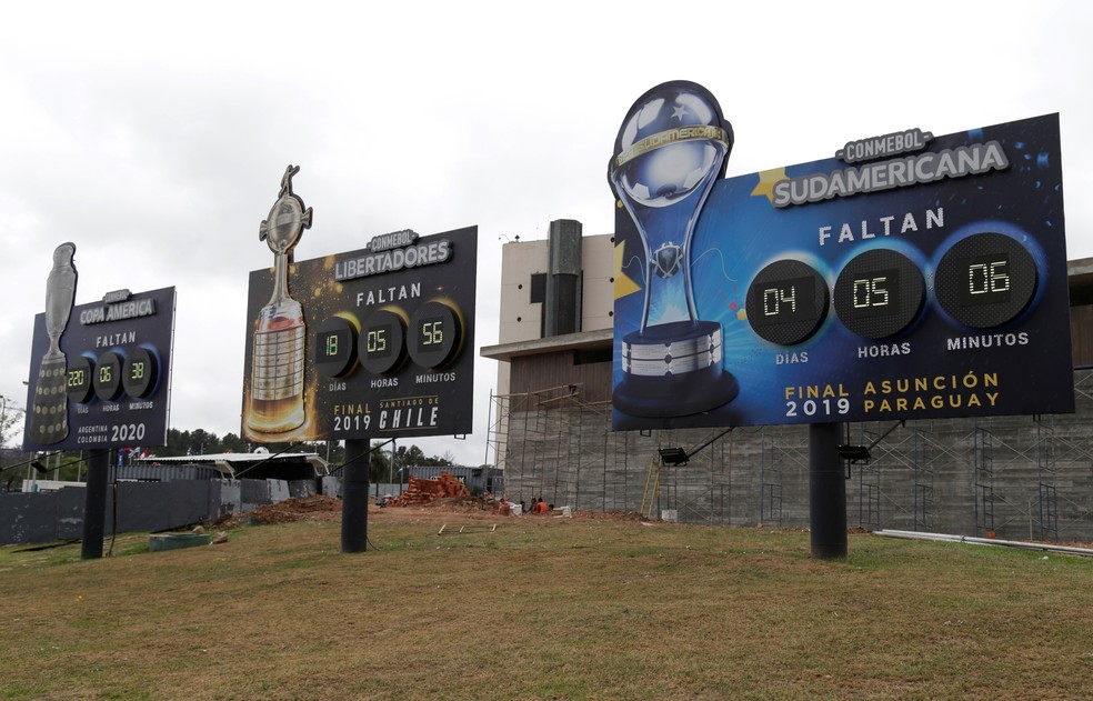 Painéis eletrônicos na sede da Conmebol, em Luque, Paraguai, mostram contagens regressivas para as finals das Copas Sul-Americana, Libertadores e América — Foto: REUTERS/Jorge Adorno