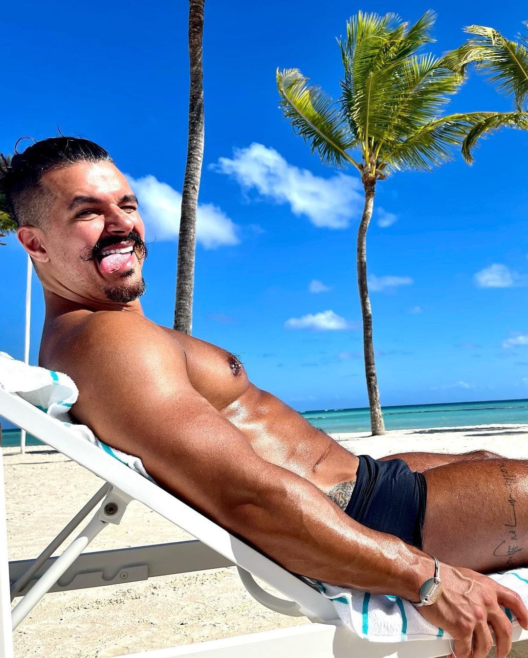 Priscila Fantin também aproveitou para clickar o maridão na praia (Foto: Reprodução/Instagram)