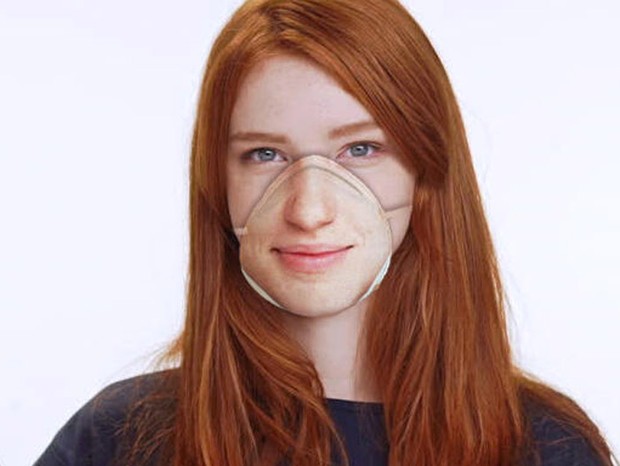Artista cria máscara de proteção contra coronavírus personalizada para identificação facial em smartphones (Foto: Reprodução)