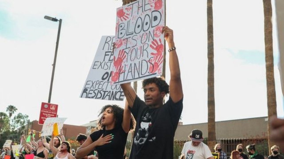 Americanos protestam contra restrições ao direito ao aborto em Tucson, no Arizona — Foto: GETTY IMAGES/via BBC
