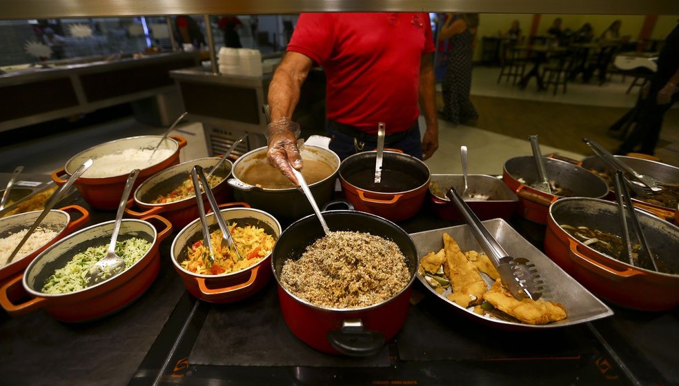 Homem se serve em restaurante de self-service — Foto: Marcelo Camargo/Agência Brasil