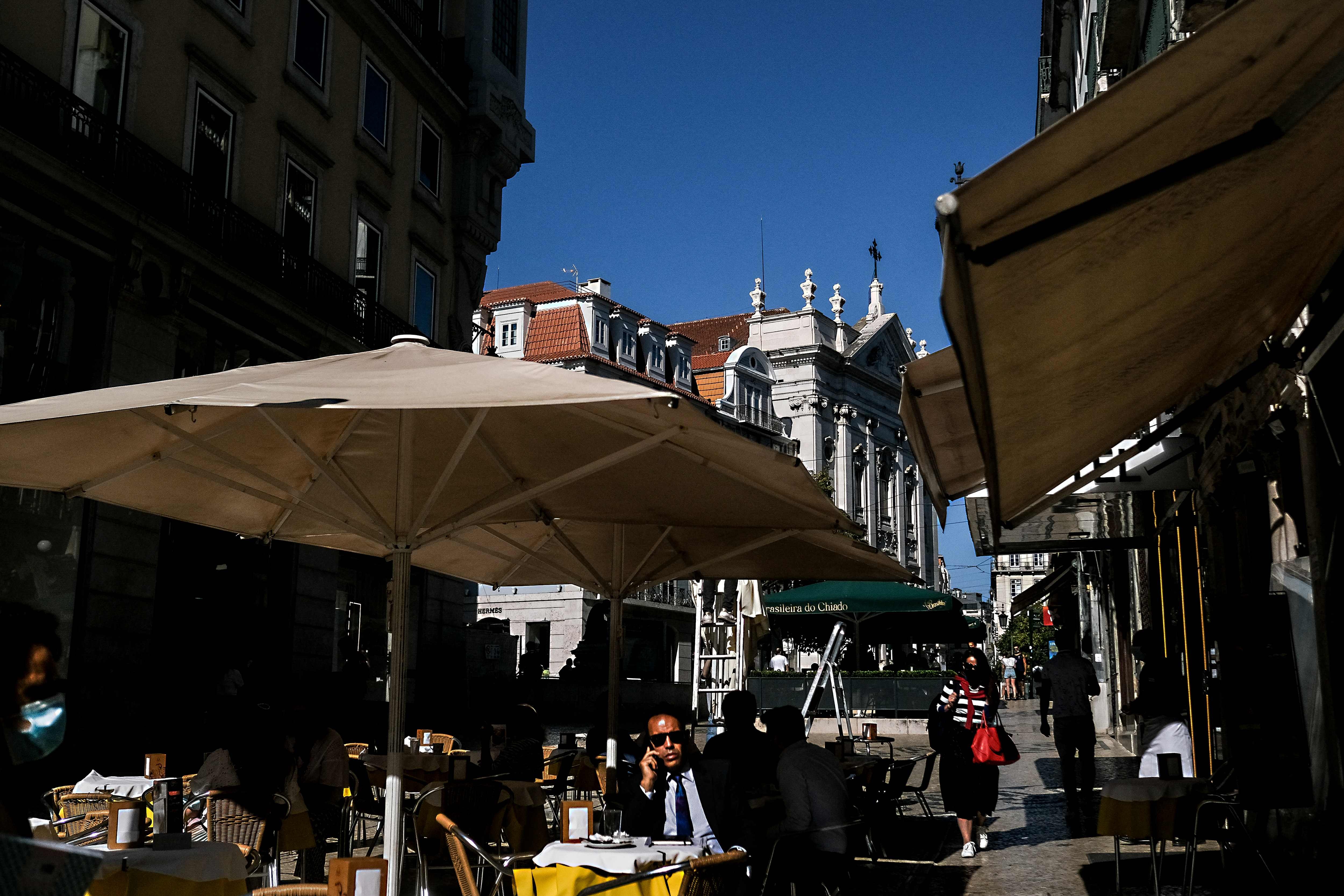 Movimentação na área externa de um café no Chiado, Lisboa