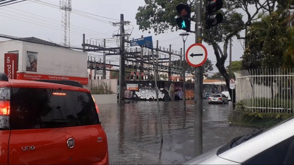 curitiba tem chuva de granizo e ruas alagadas por temporal parana g1