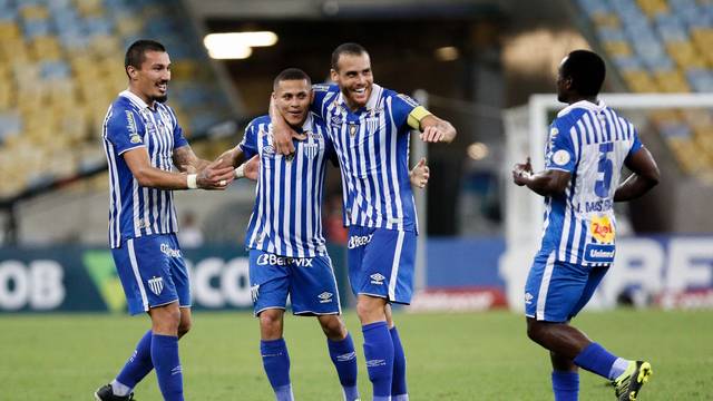 Jogadores comemoram gol de JoÃ£o Paulo