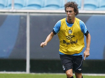 Fora do treino, Galhardo passa por exames e será reavaliado sábado