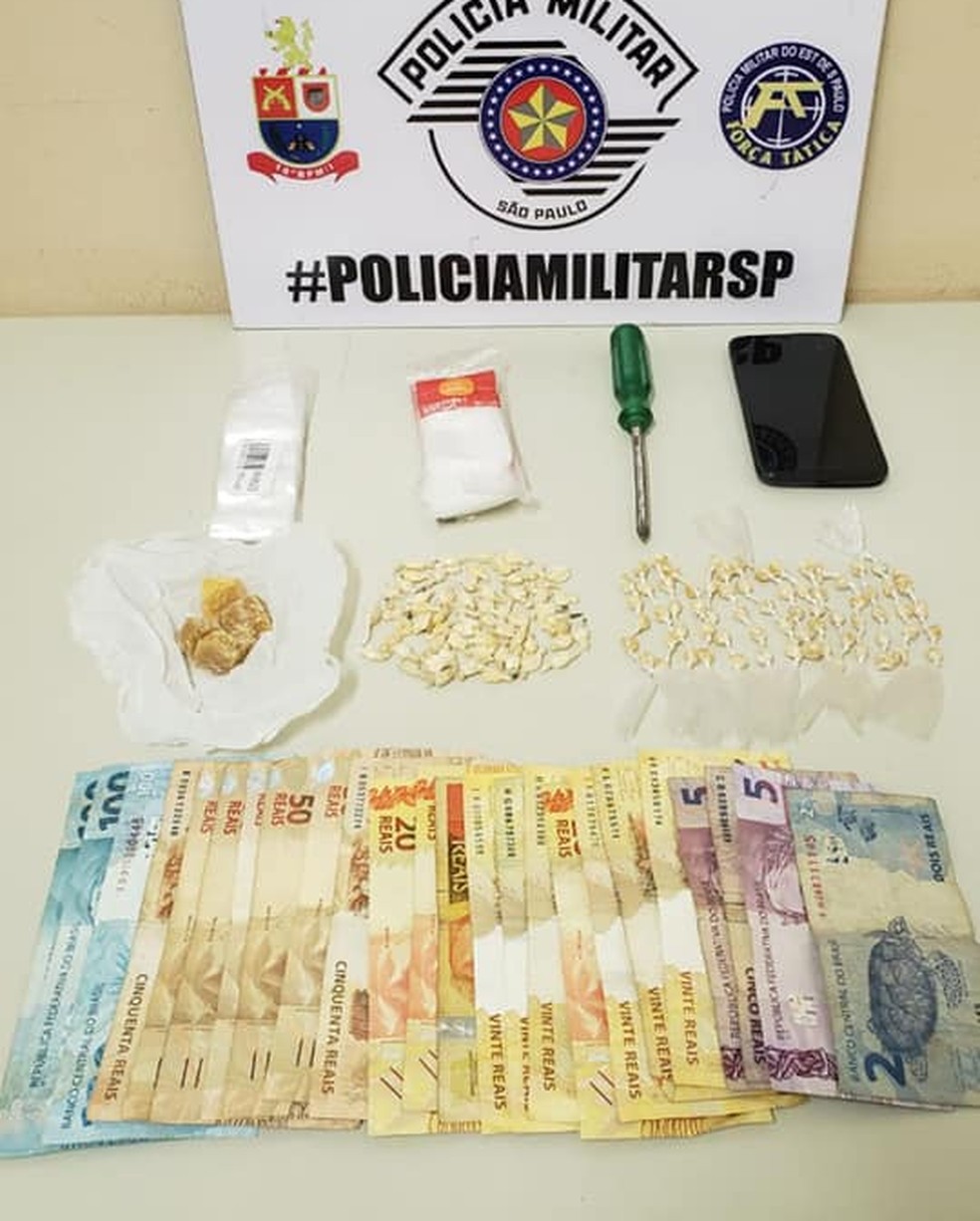 Crack e dinheiro foram apreendidos pela polícia — Foto: Polícia Militar