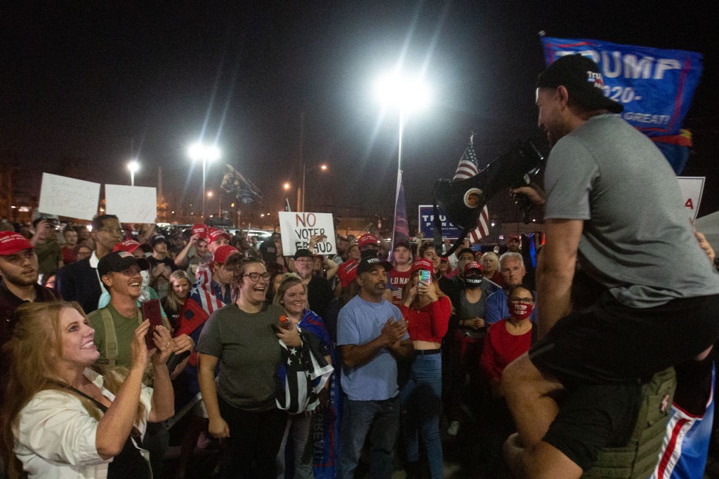 PHOENIX, AZ - NOVEMBER 04: President Donald Trump supporters gather to protest the election results at the Maricopa County Elections Department office on November 4, 2020 in Phoenix, Arizona. The rally was organized after yesterday's vote narrowly turned  (Foto: Getty Images)
