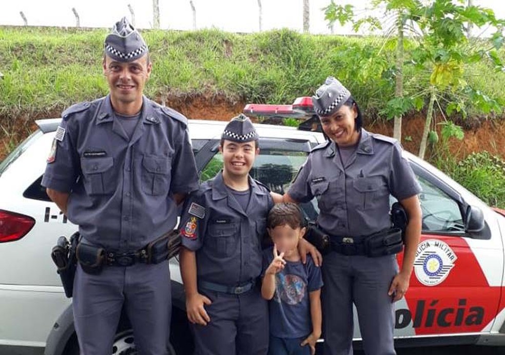 Policiais foram até a casa do jovem para entregar o presente — Foto: Divulgação/Polícia Militar