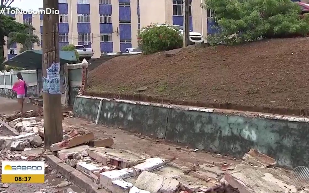 Parte do muro da Vila Militar, em Amaralina, desabou — Foto: Reprodução/TV Bahia