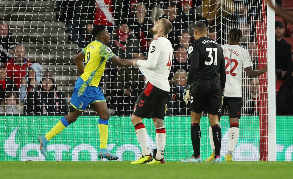 Taiwo Awoniyi comemora seu gol na vitória do Nottingham Forest contra o Southampton — Foto: Ian Walton/Reuters