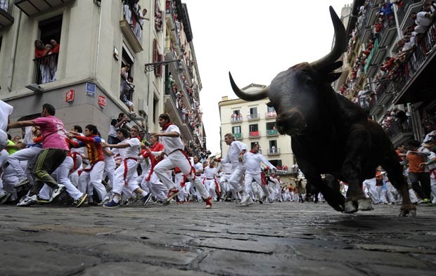 Quatro ficam feridos em corrida de touros no terceiro dia de festival em  Pamplona, Mundo