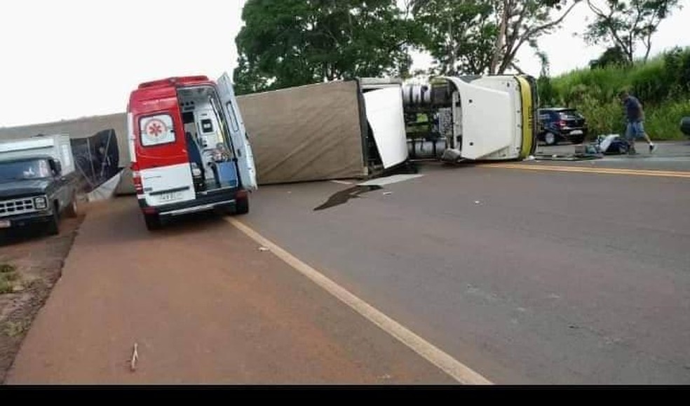 Carreta tomba em cima de dois carros e mata cinco pessoas em Batatais (SP) — Foto: Fábio Júnior/EPTV