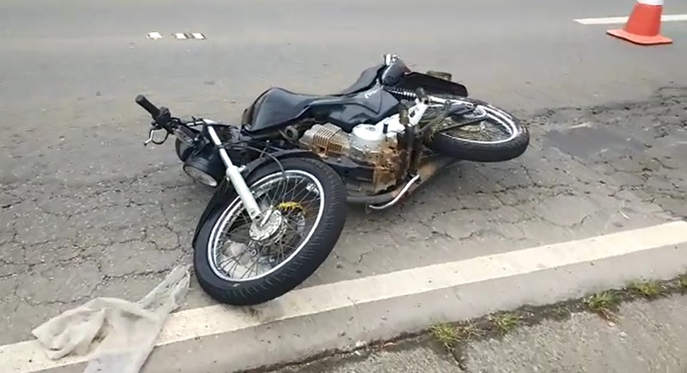 Acidente aconteceu por volta das 6h na Rodovia Capitão Barduino, em Bragança Paulista (SP). O condutor da moto perdeu o controle e foi arremessado para a pista contrária.  (Foto: Jornal + Bragança)