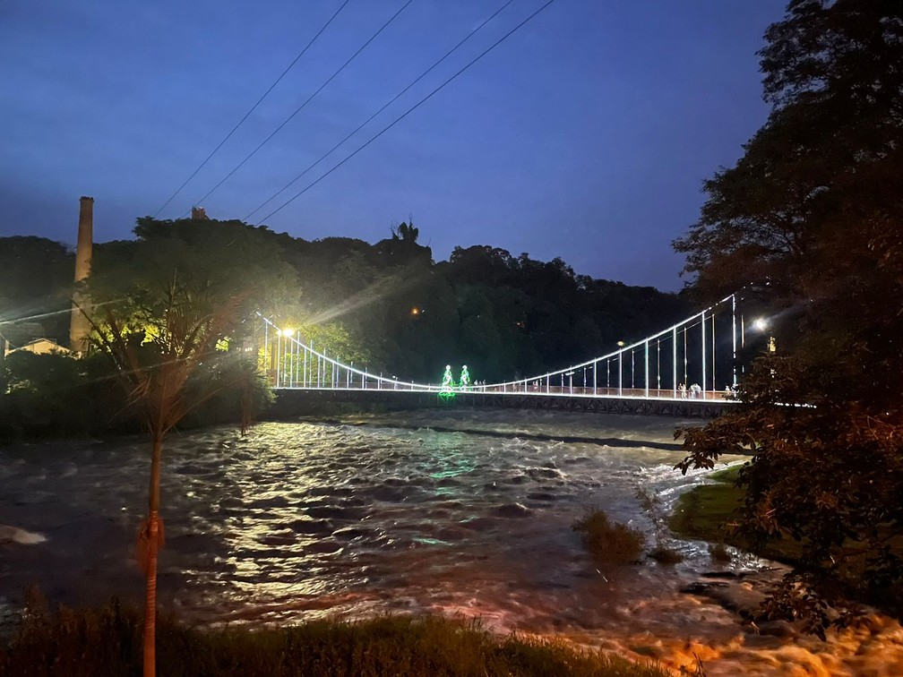 Luzes na passarela pênsil que dá acesso ao Engenho Central, em Piracicaba — Foto: Gabriela Ferraz/ EPTV