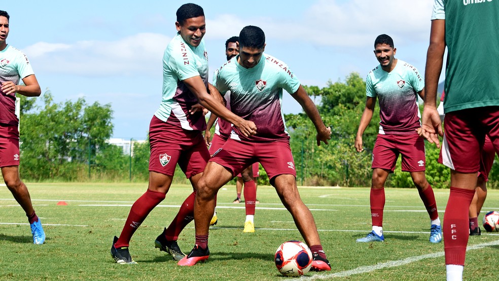 Fernando Pacheco e Michel Ara&uacute;jo disputam bola em treino do Fluminense &mdash; Foto: Mailson Santana FFC