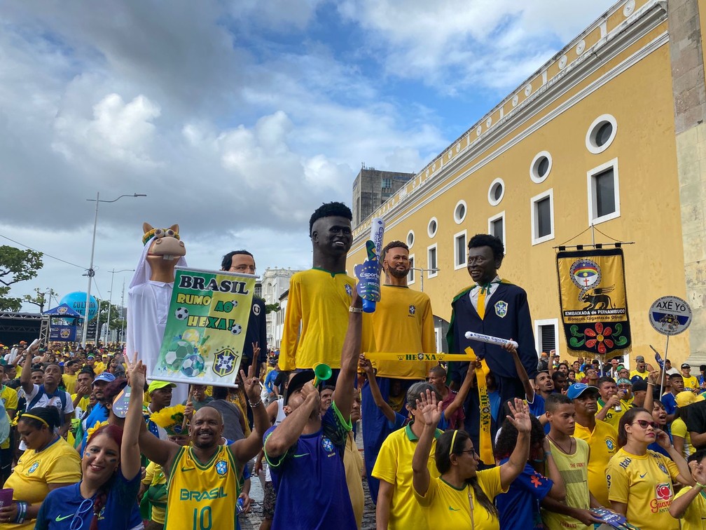 Torcedores da Seleção Brasileira fazem a festa no Recife, nesta segunda-feira (5), junto com bonecos gigantes — Foto: Priscilla Aguiar/g1