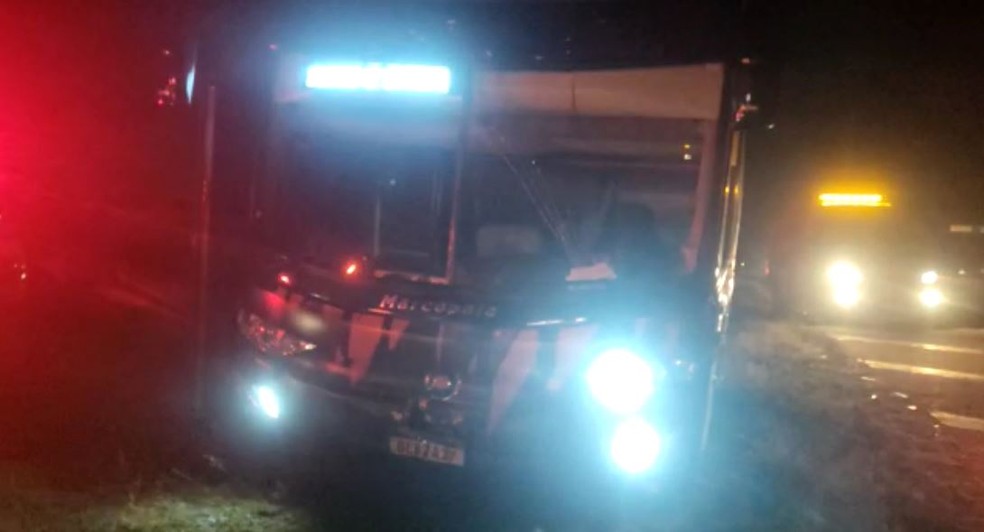 Ônibus da dupla Bruno & Barretto atingiu traseira de carro, em Campinas — Foto: Paulo Bernardino