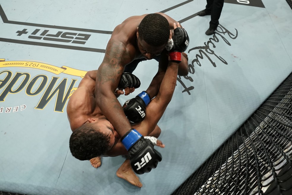 Walt Harris acerta um golpe e derruba Alistair Overeem — Foto: Getty Images