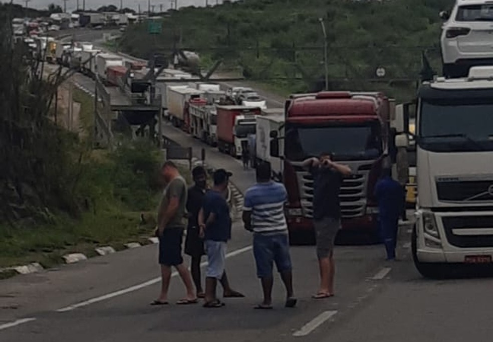 Parte de carreta tombou na BR-116, na Bahia, e causou congestionamento — Foto: Divulgação/PRF