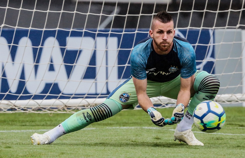 Com vitória, Paulo Victor abre vantagem por vaga no gol gremista em decisão