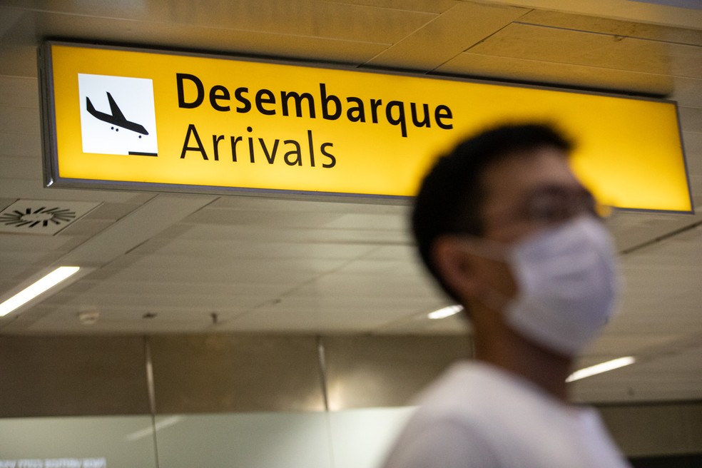 Passageiros já estão usando máscaras nos aeroportos de todo o mundo por causa do coronavírus. — Foto: Fábio Tito/G1