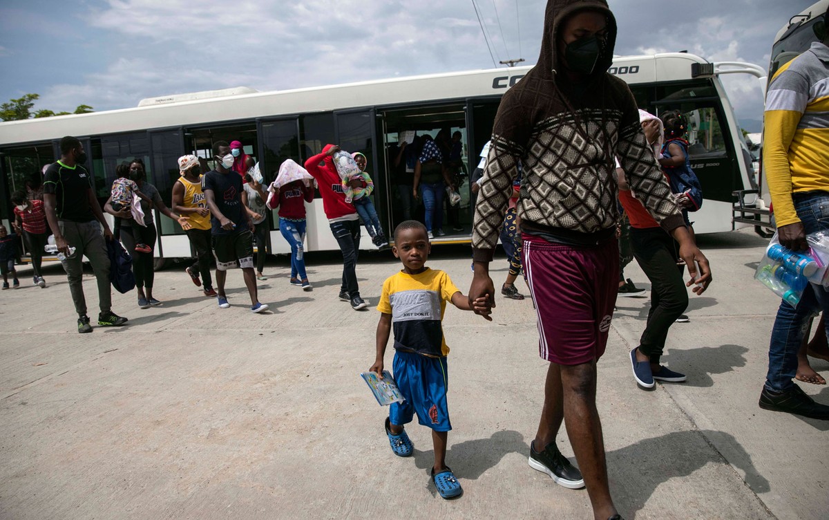 
Embaixada do Brasil no Haiti avalia como dar assistência a menores brasileiros deportados dos EUA 