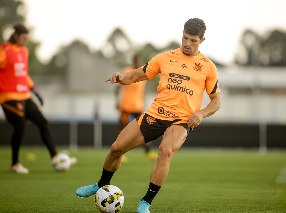 Vítor Pereira indica volta breve de Rafael Ramos e diz que Maycon ainda vive transição no Corinthians