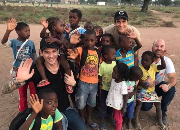 Reynaldo Gianecchini entre crianças de Moçambique (Foto: Reprodução/Instagram)