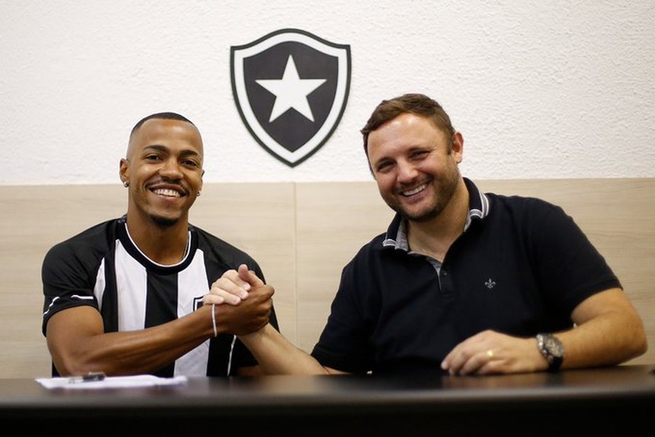 Marlon Freitas ao lado de André Mazzuco, diretor de futebol do Botafogo.