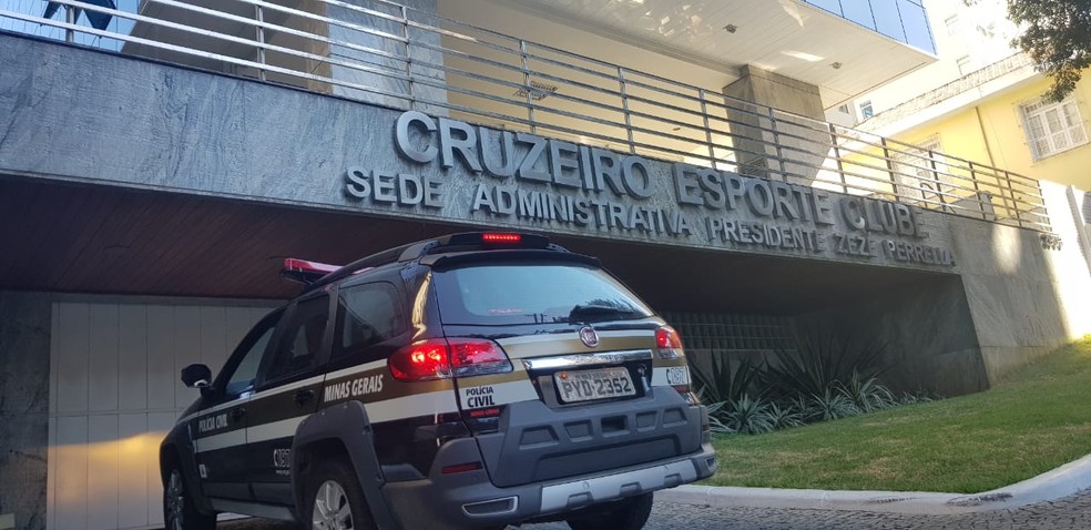 Viaturas da Polícia Civil na Sede do Cruzeiro — Foto: GloboEsporte.com