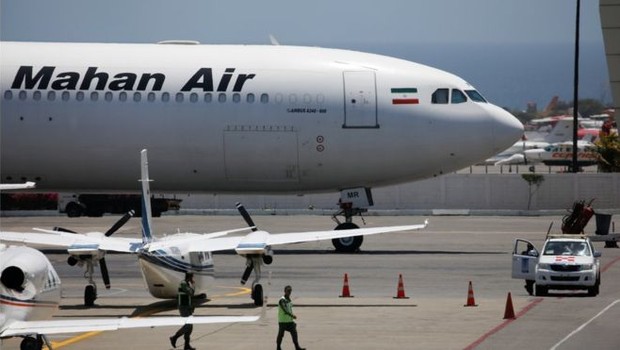 O avião da Mahan Air chegou ao aeroporto Simón Bolívar, que serve Caracas, por volta do meio-dia de segunda-feira (Foto: Reuters via BBC News Brasil)
