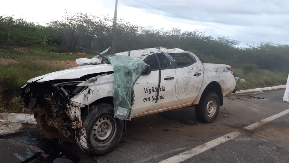 Caminhonete capotou na BR-304 â€” Foto: DivulgaÃ§Ã£o