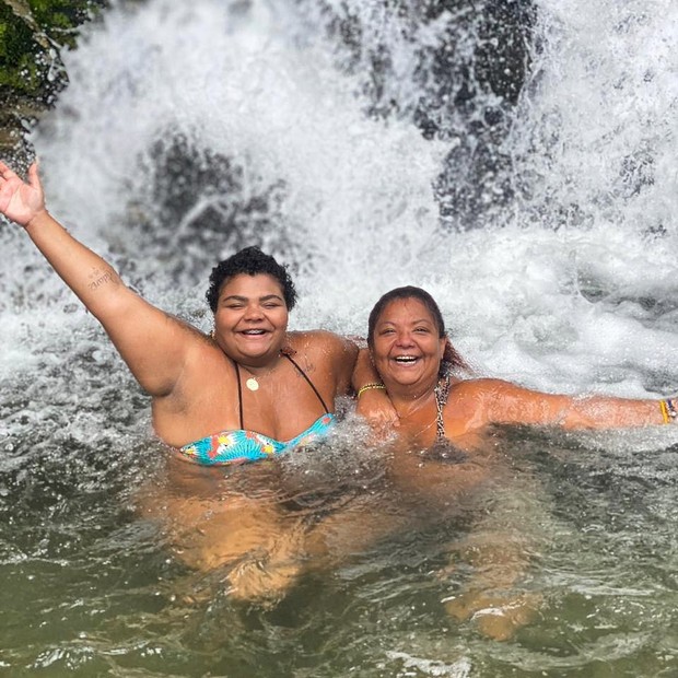 Flora e Babi Cruz se divertem em cachoeira (Foto: Reprodução/Instagram)