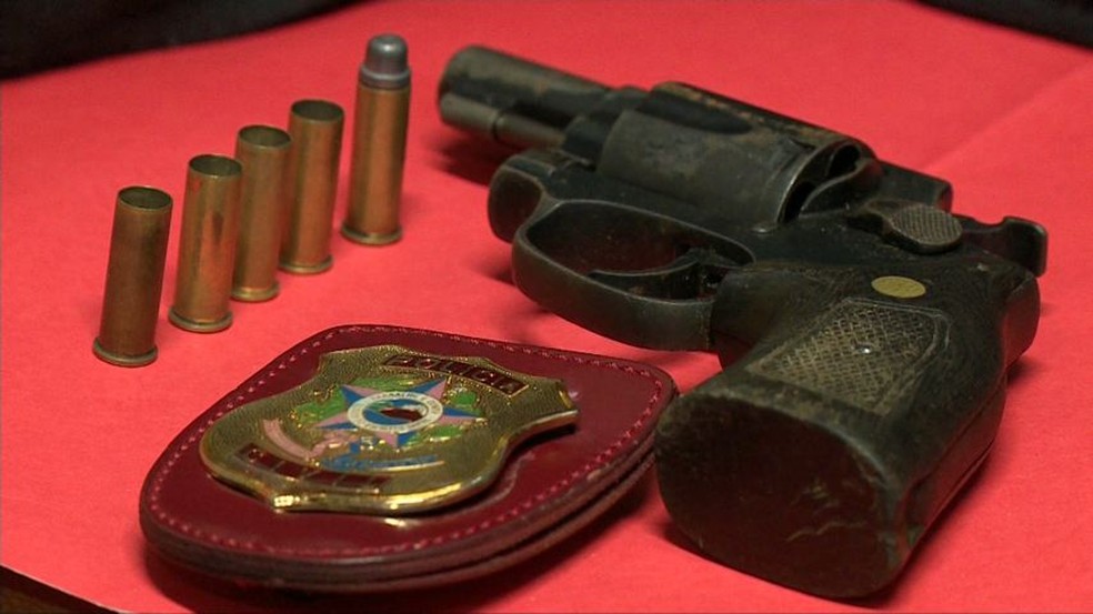 Arma usada no crime também foi entregue pelo suspeito à polícia (Foto: Reprodução/TV Gazeta)