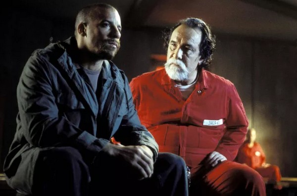 Geno Silva com Vin Diesel em cena de O Vingador (2003) (Foto: Reprodução)