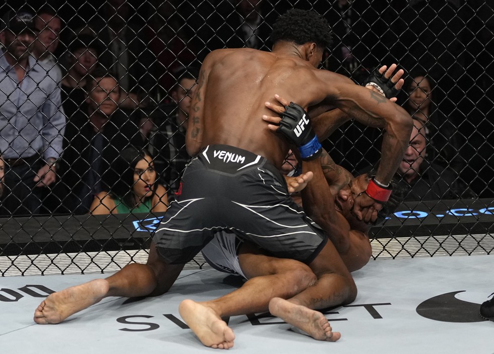 Kevin Holland nocauteou Alex Cowboy no UFC 272 — Foto: Getty Images