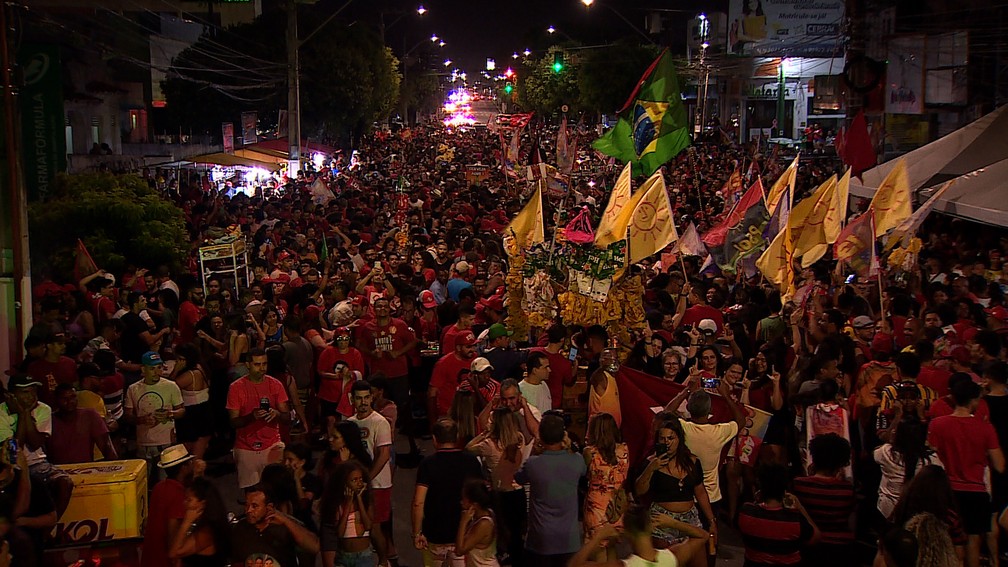 Festa em comemoração a vitória de Lula, em Aracaju (SE). — Foto: Jeová Luiz/TV Sergipe