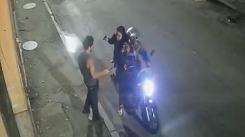 Vídeo mostra momento em que guia reage a assalto e leva facadas no Centro do Rio — Foto: Reprodução/TV Globo