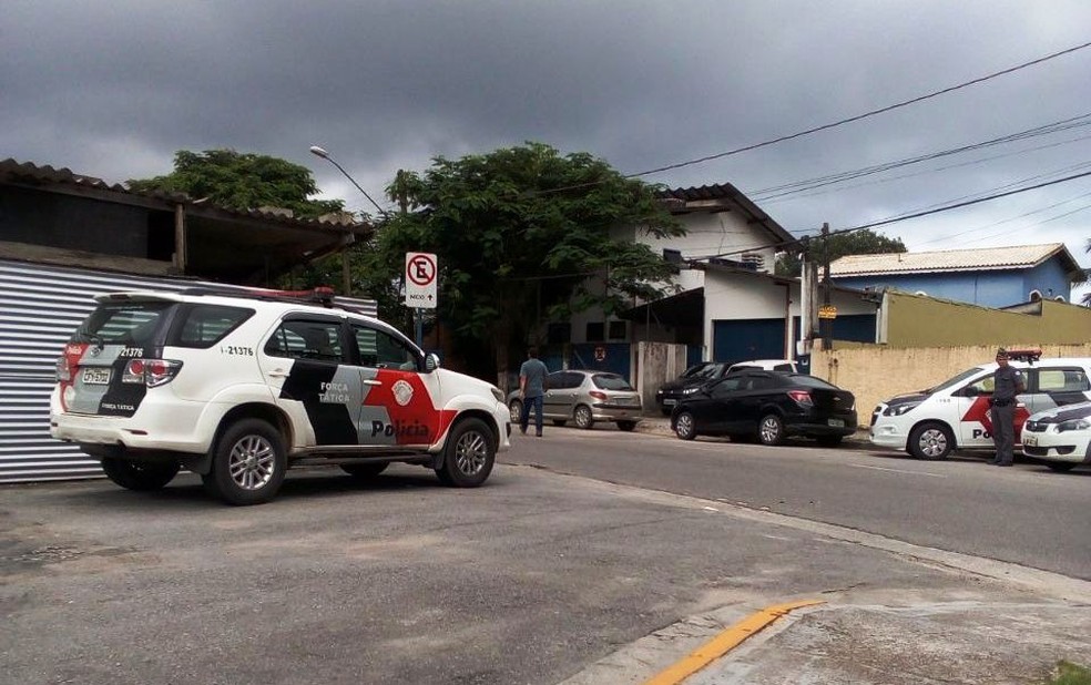 Polícia cercou área onde investigador estava com a família em Bertioga, SP (Foto: G1 Santos)