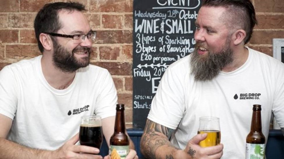 O cervejeiro Rob Fink (esq.) critica os critérios usados no Reino Unido para definir o que é cerveja sem álcool — Foto: BBC