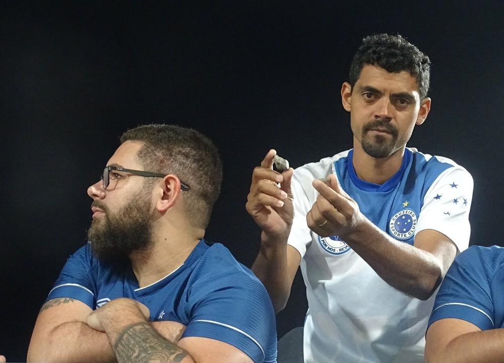 Pedra, ferro e moedas: cruzeirenses viram alvo de chilenos no estádio Nacional