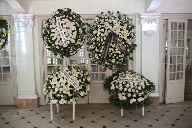 Coroas de flores enviadas para os familiares de Fernando Vanucci (Foto: Roberto Filho / Brazil News)