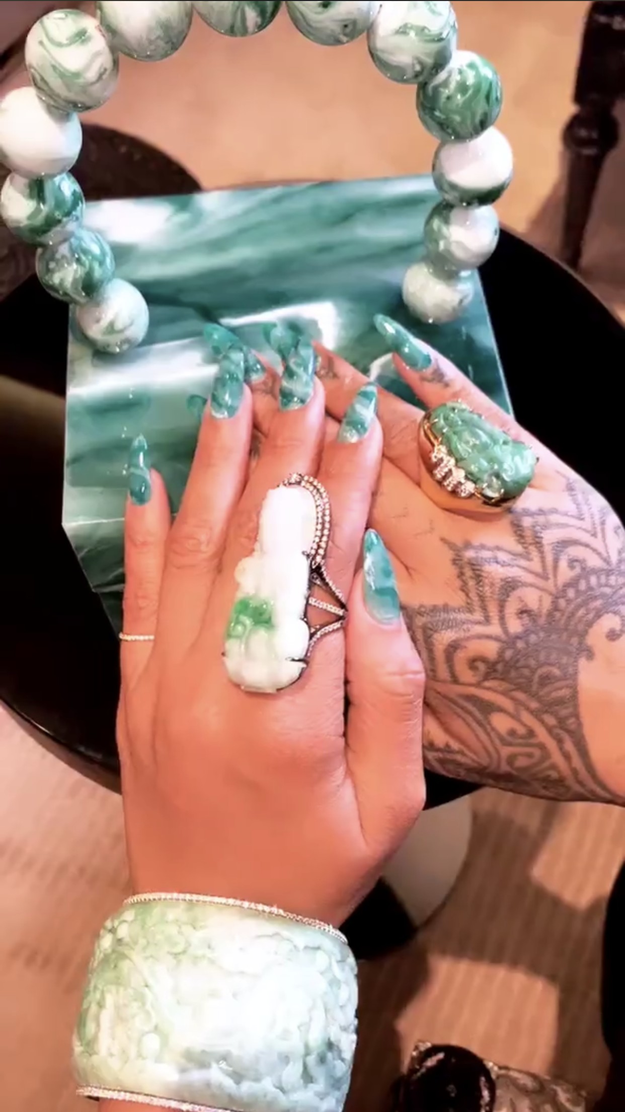 Rihanna combina as unhas de efeito jade com a bolsa Cult Gaia (Foto: Instagram Rihanna/ Reprodução)