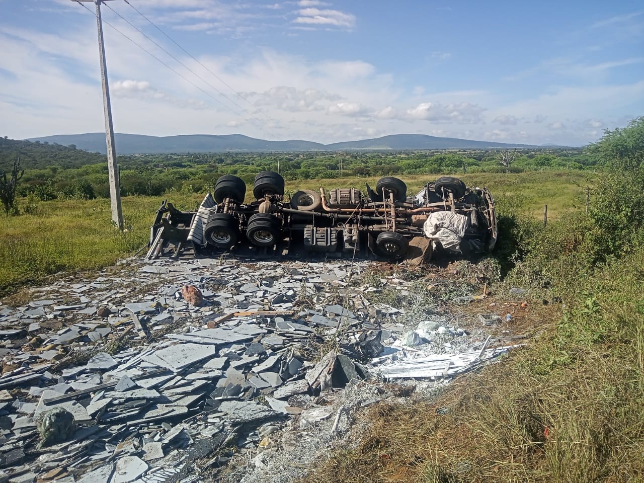 Motorista morre após caminhão tombar na BA-152, no sudoeste da Bahia; veículo transportava pedras